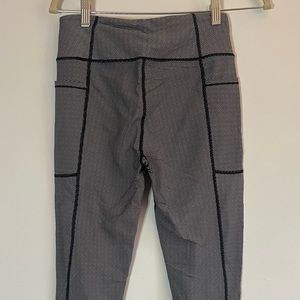 Victoria's Secret Sports. Legging size M in black and white.